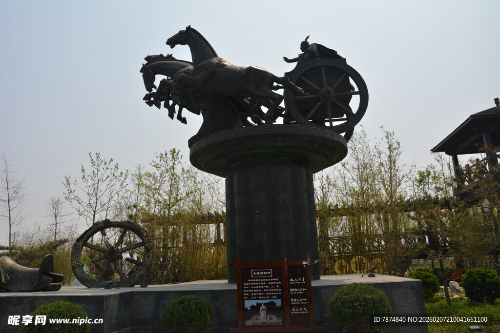 骏马雕塑立于户外景观