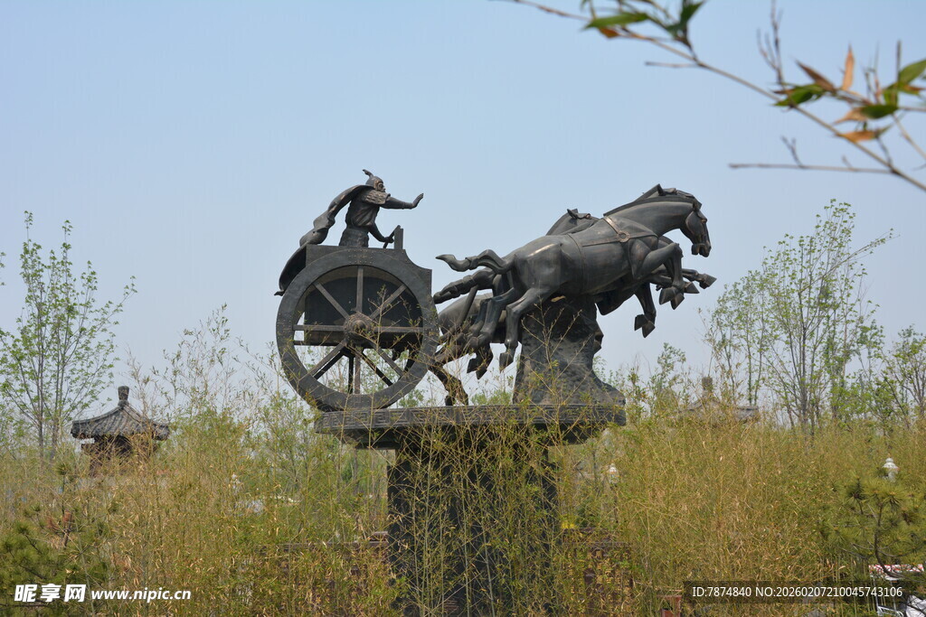 古代战车雕塑 尽显历史韵味