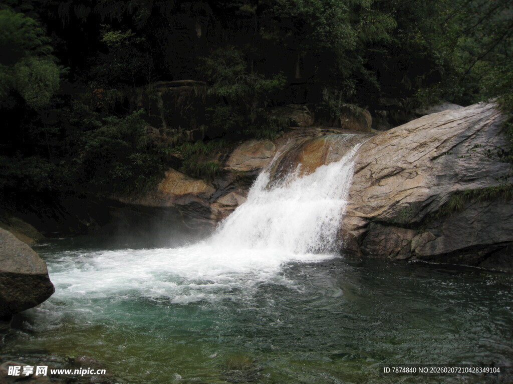 山间溪流瀑布美景