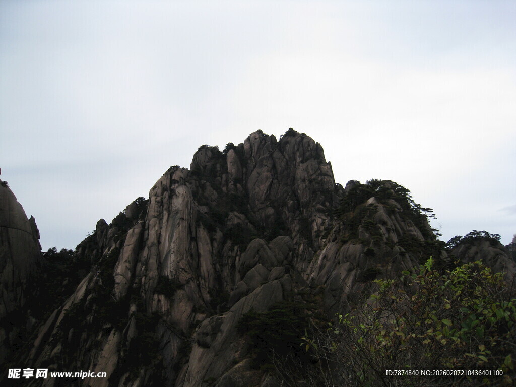 巍峨嶙峋的壮观山峰