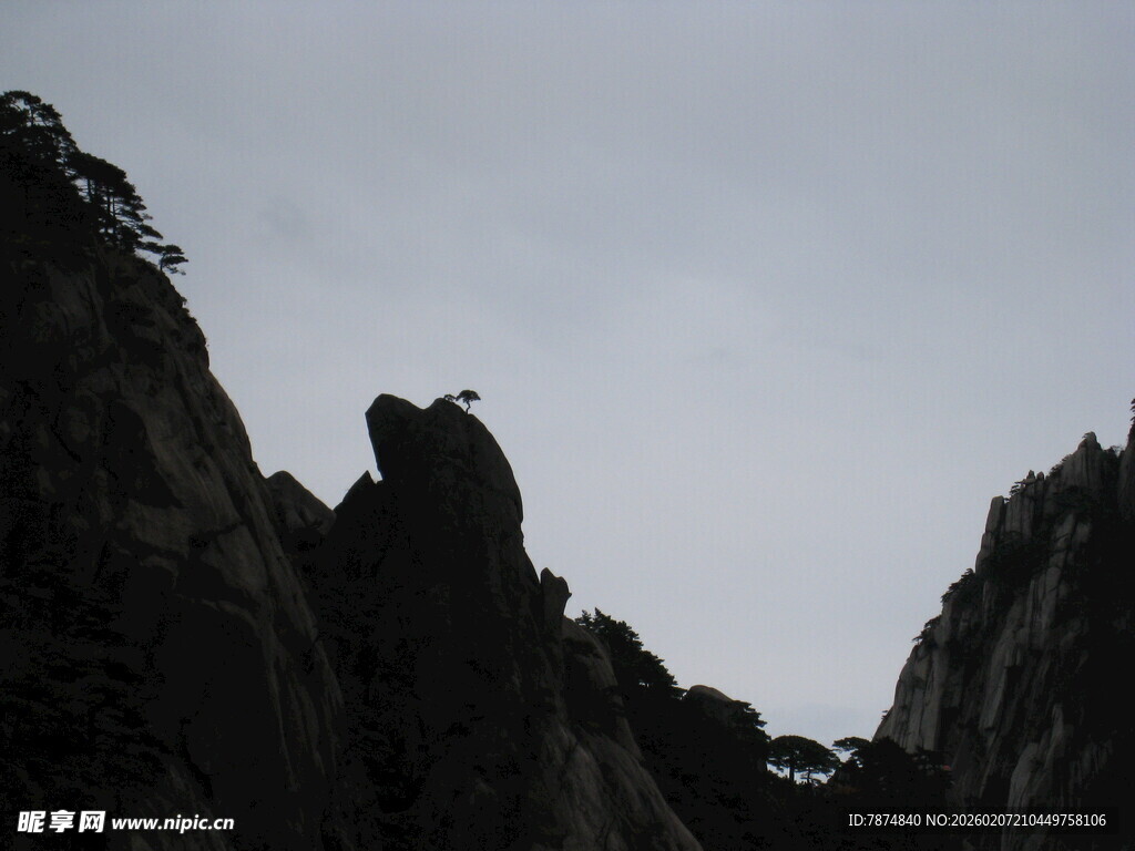 云雾中巍峨的峻峭山峰