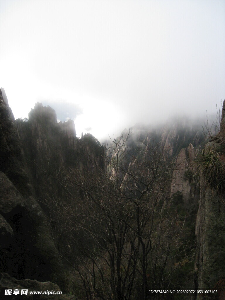 云雾缭绕的山间景致