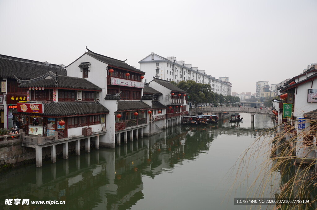 江南水乡古街临河景致
