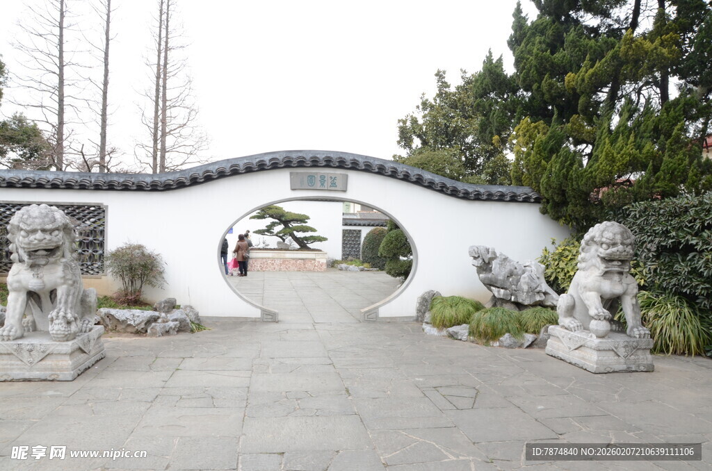 中式园林拱门与石狮子