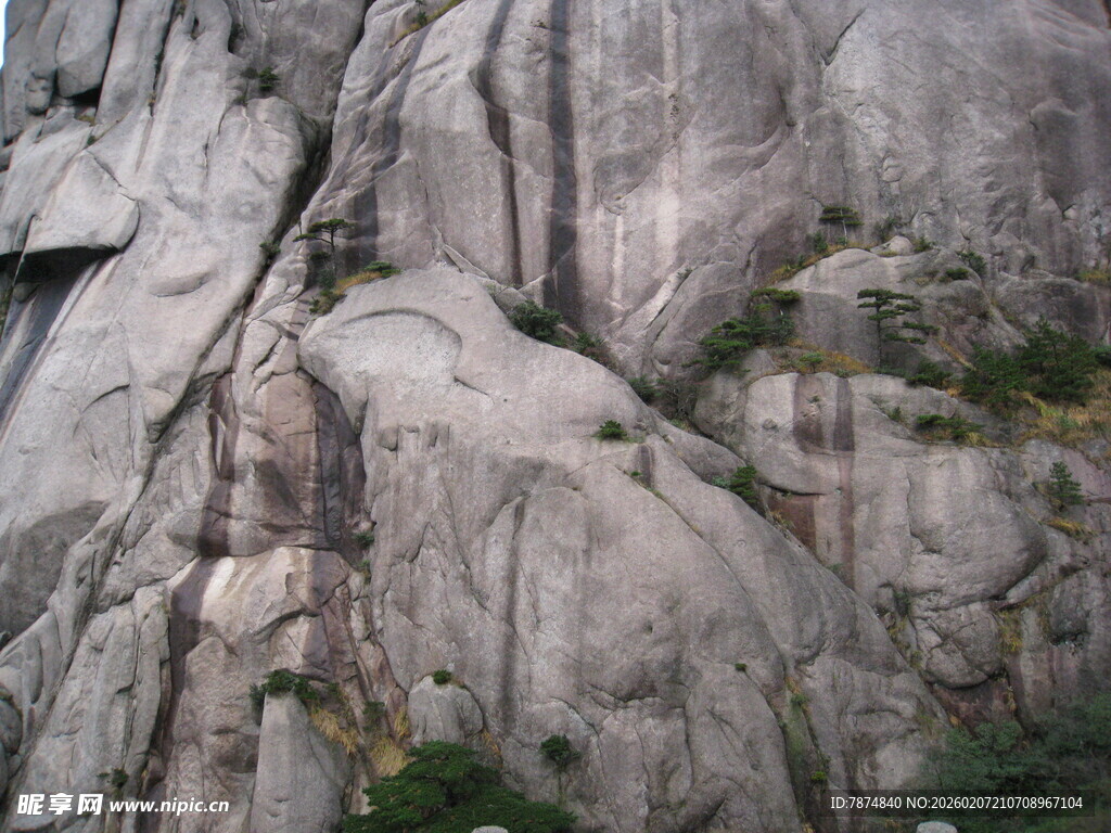 陡峭嶙峋的灰色岩石景观