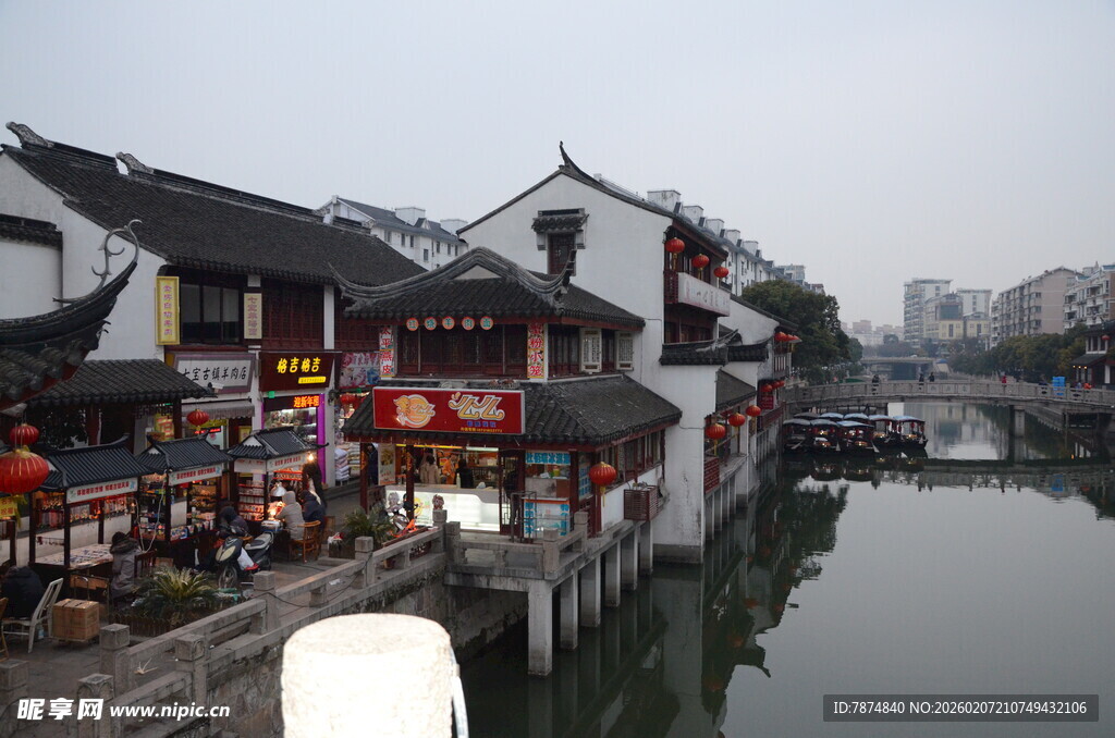 江南水乡古街临河景致
