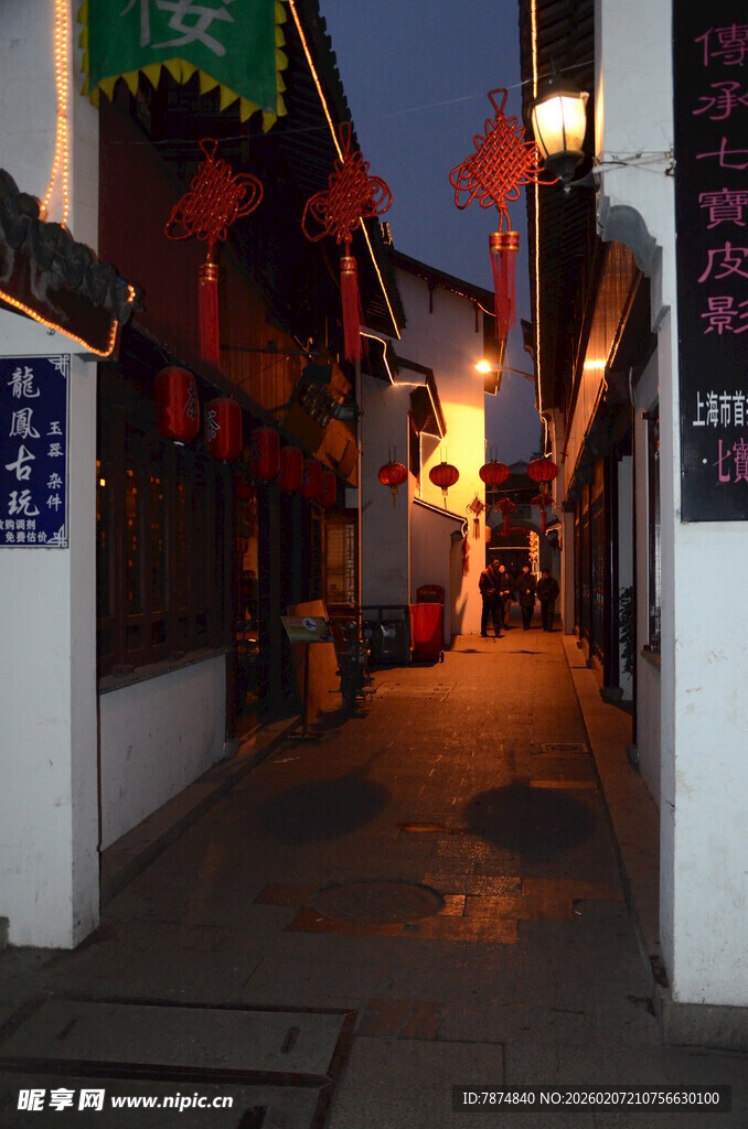 古巷夜色 灯笼映照的静谧