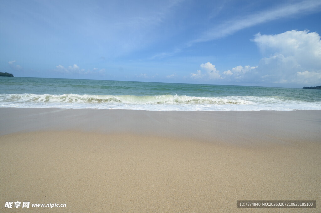 美丽海滩 海浪轻拍沙滩