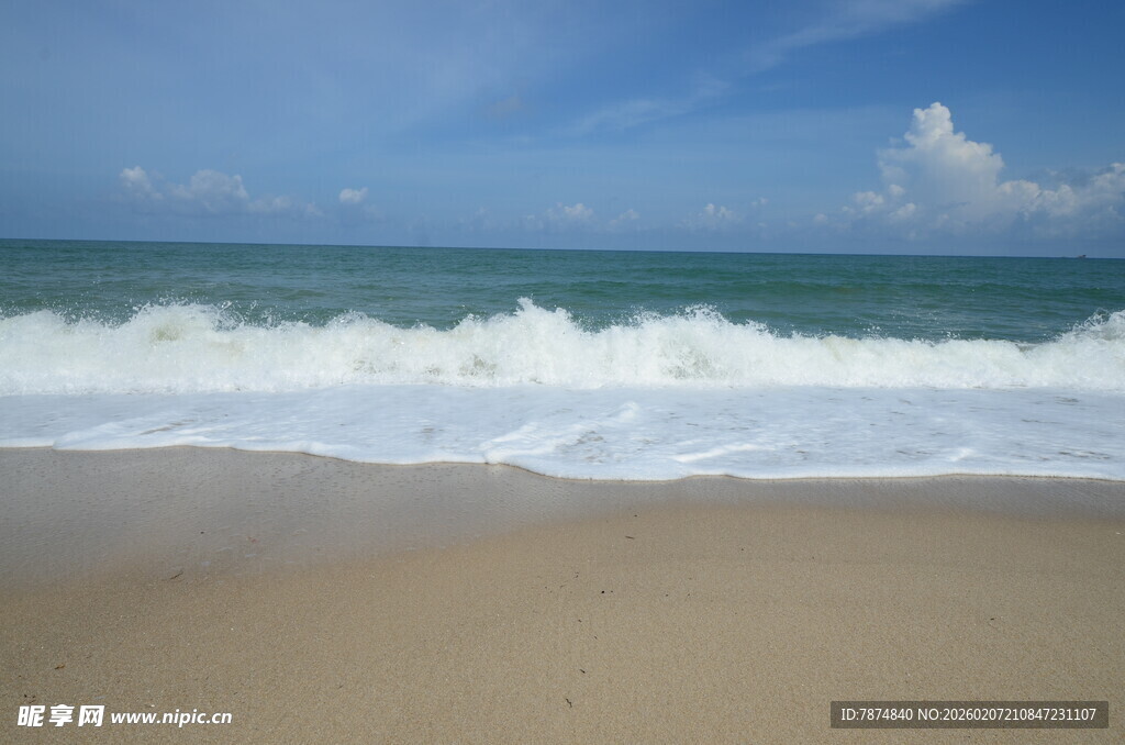 海边沙滩上的白色浪花
