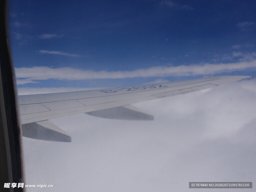 机窗外的云海景观