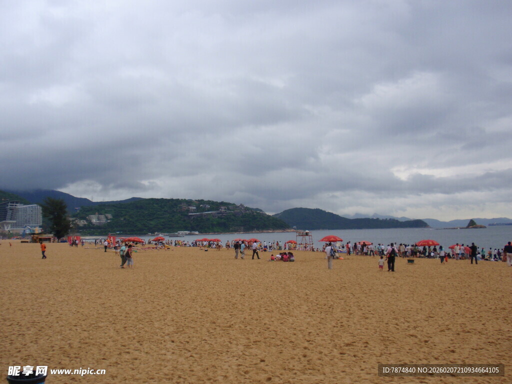 热闹的海滨沙滩场景