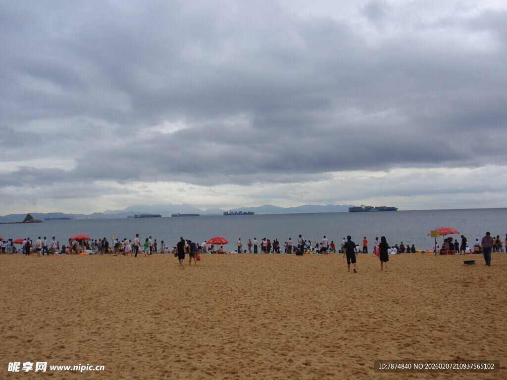 热闹沙滩上的休闲人群