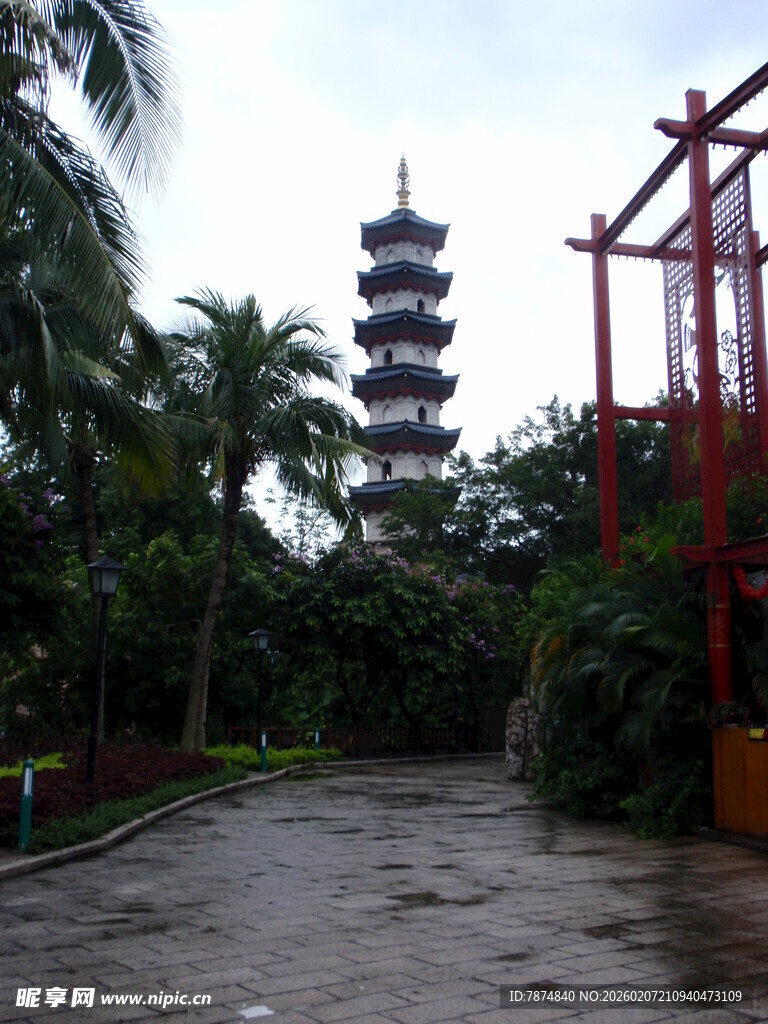 雨中古塔旁的园林景致