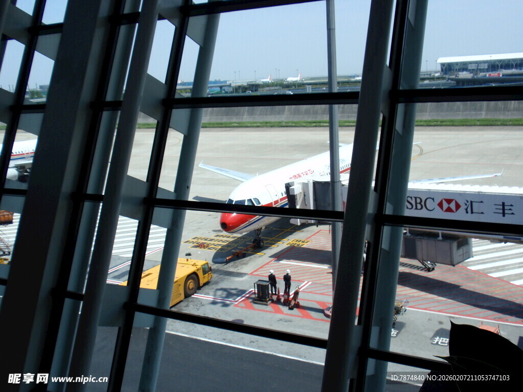机场航站楼内窗外停机坪景