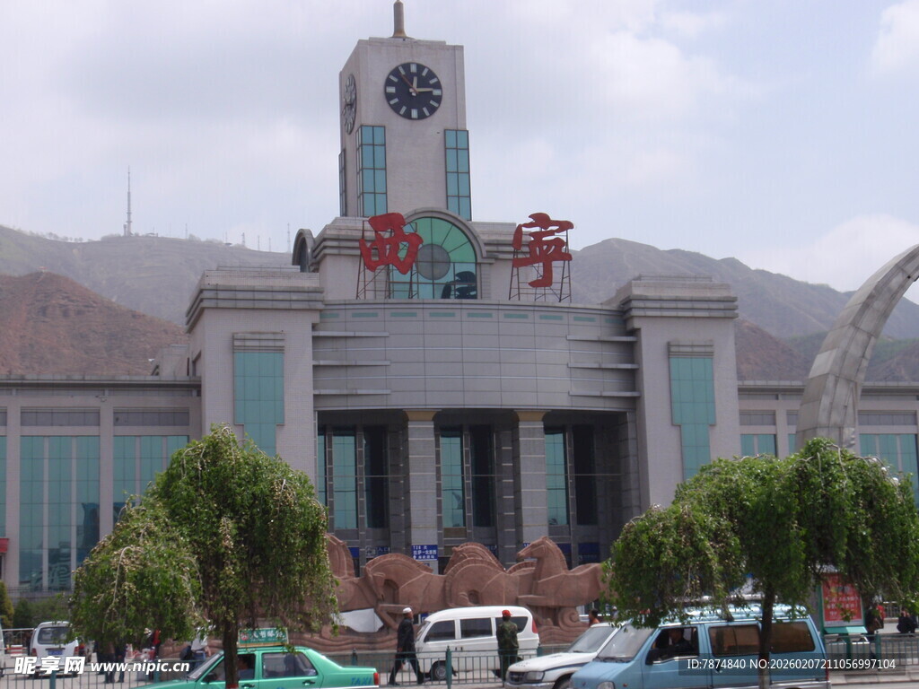 城市标志性建筑钟楼景观