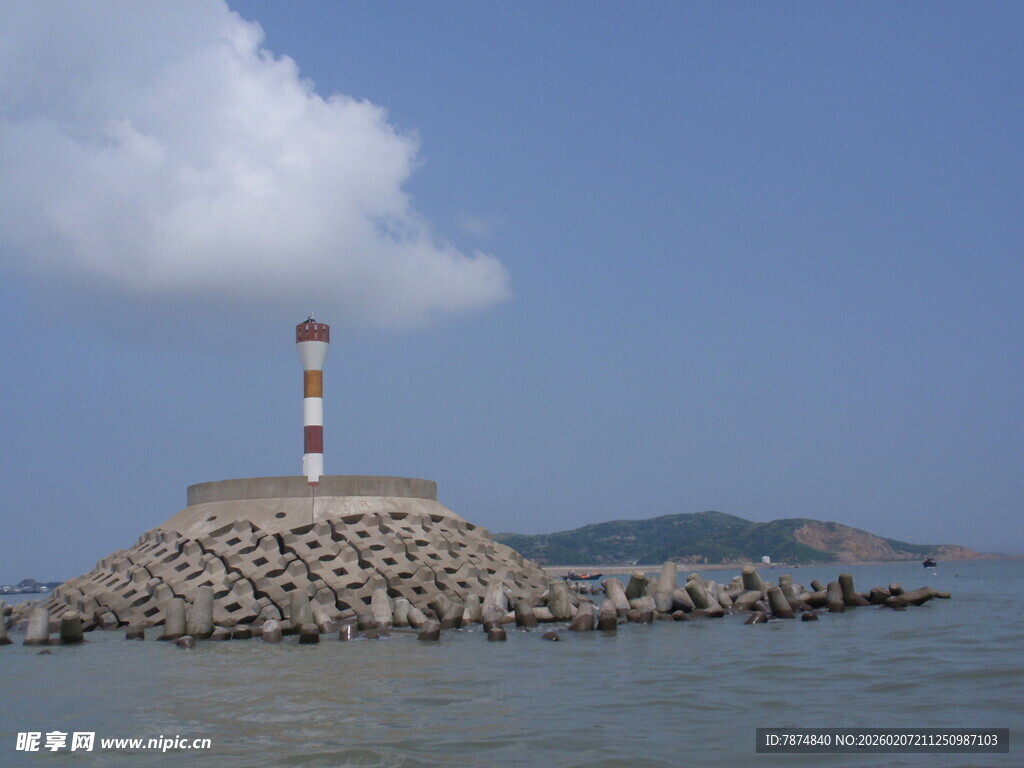 海上灯塔屹立于石堆之上