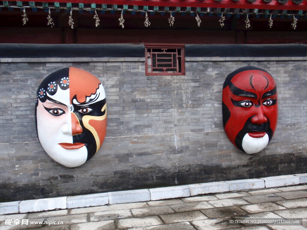 墙上的精美京剧脸谱