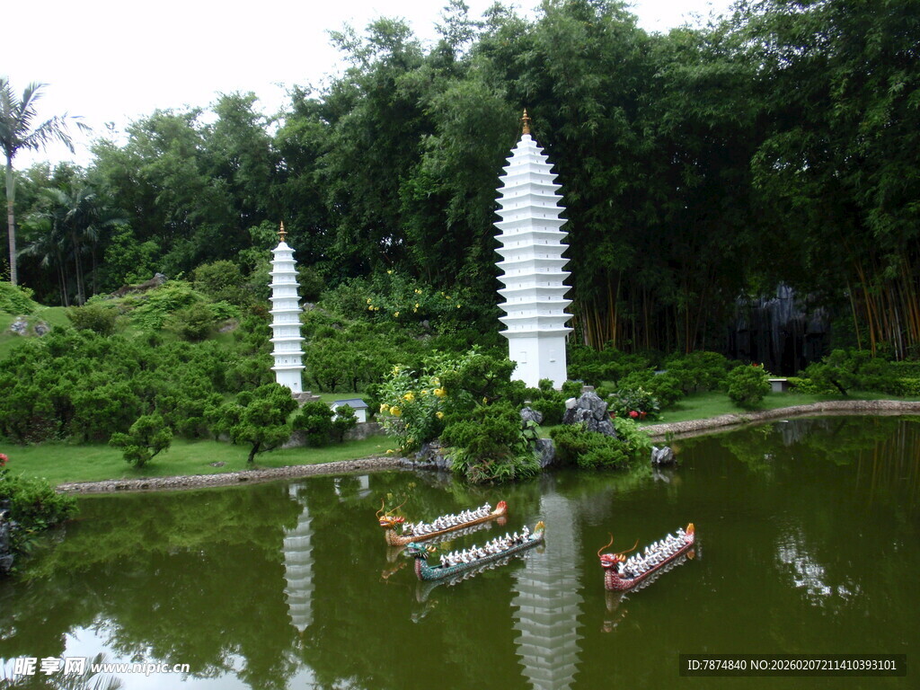 园林水景中的独特雕塑景观