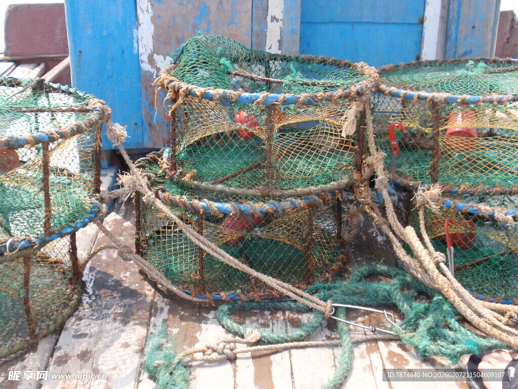 海边堆放的多彩渔网渔具
