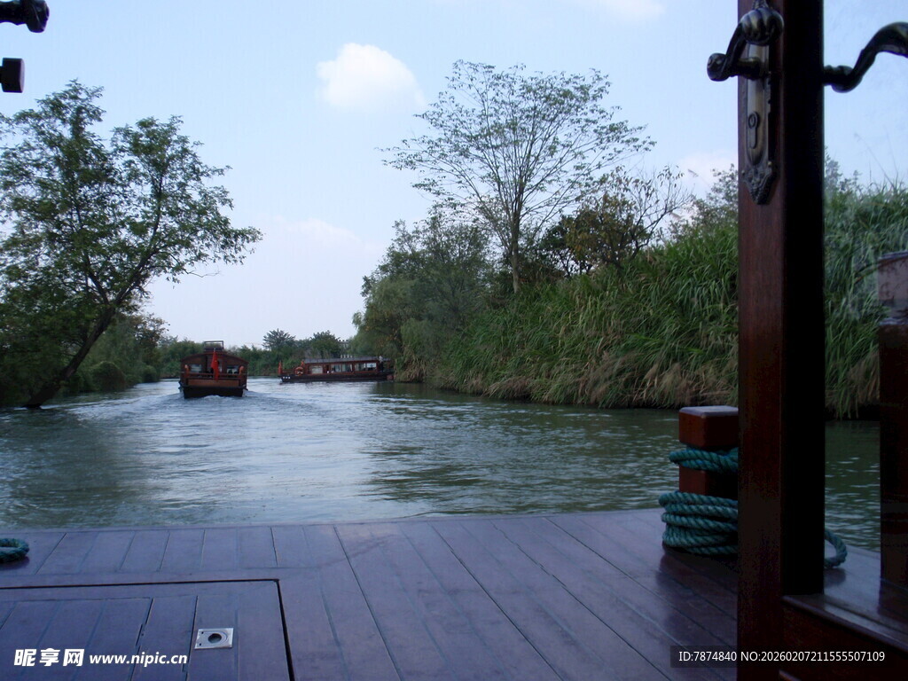 河上泛舟景色宜人