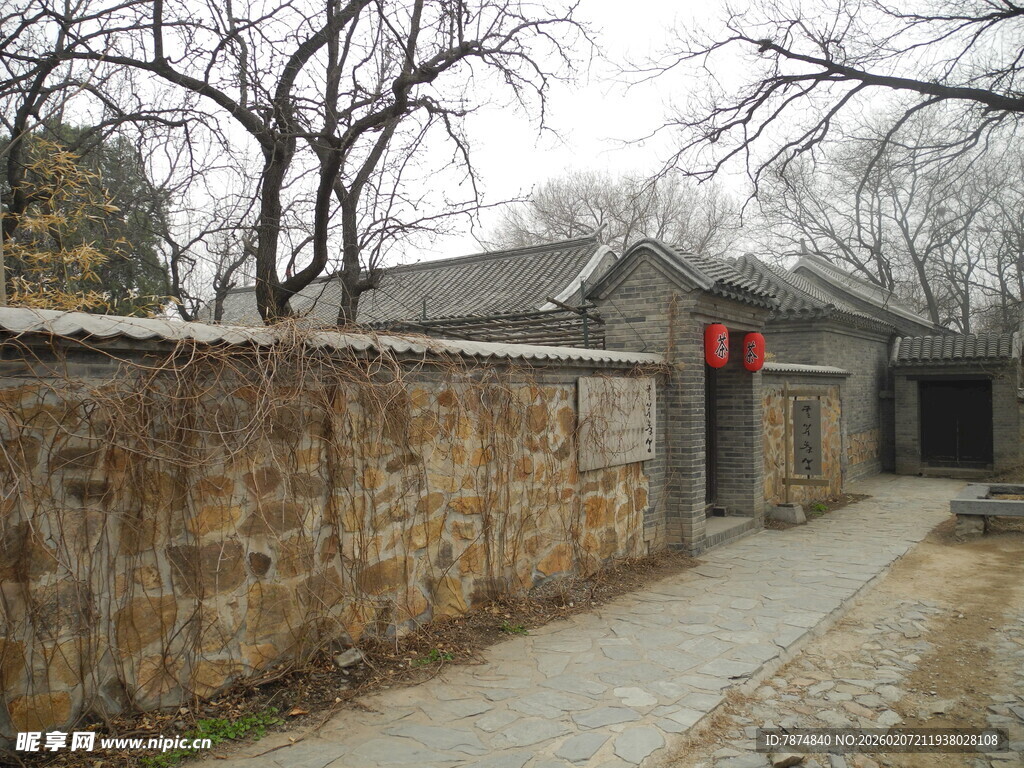 古朴石墙旁的宁静小道