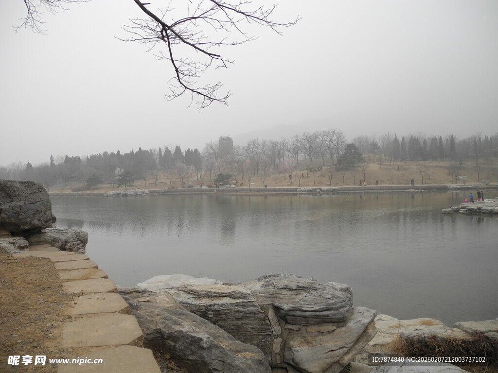 雾霭中的河畔景致