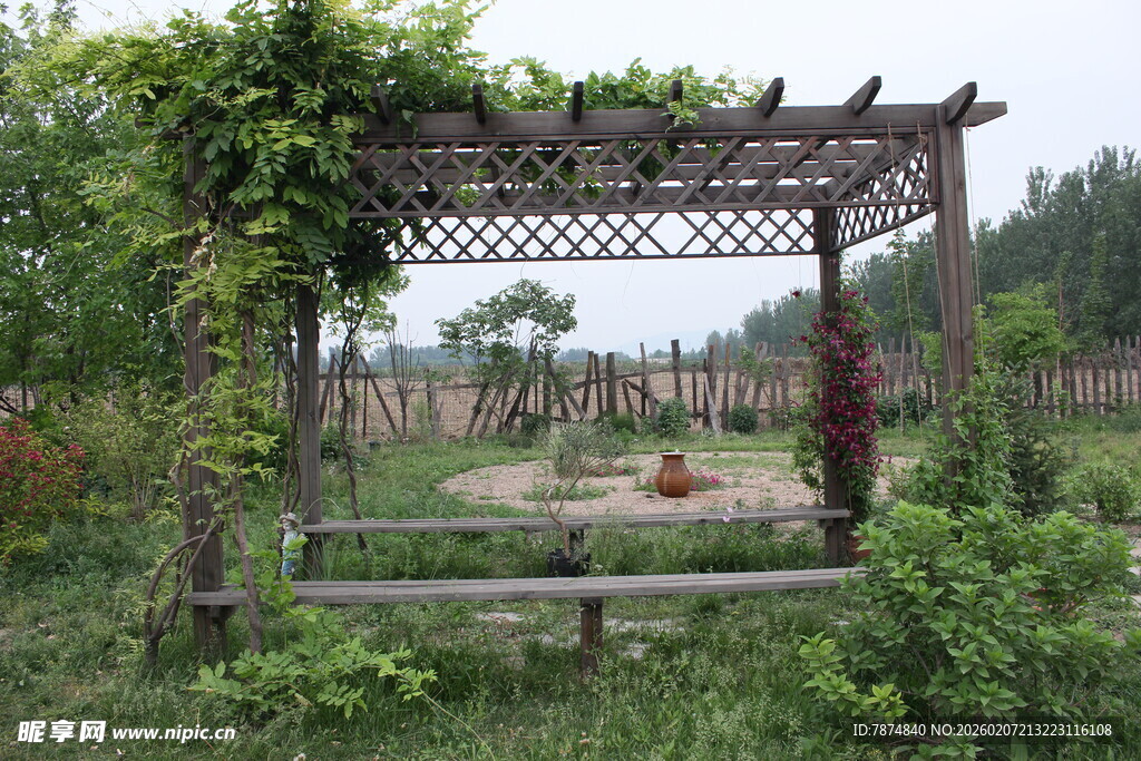田园木质凉亭绿植环绕