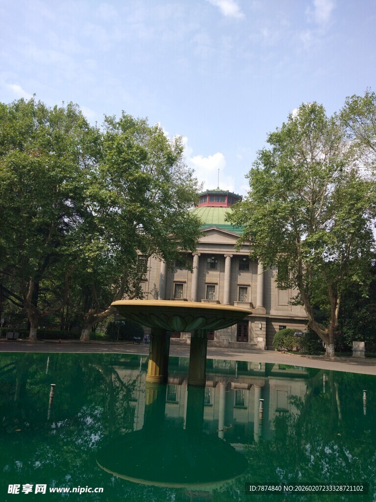 古典建筑旁的静谧绿水