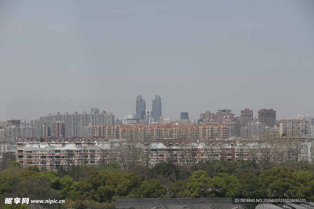 城市远景与绿植景观