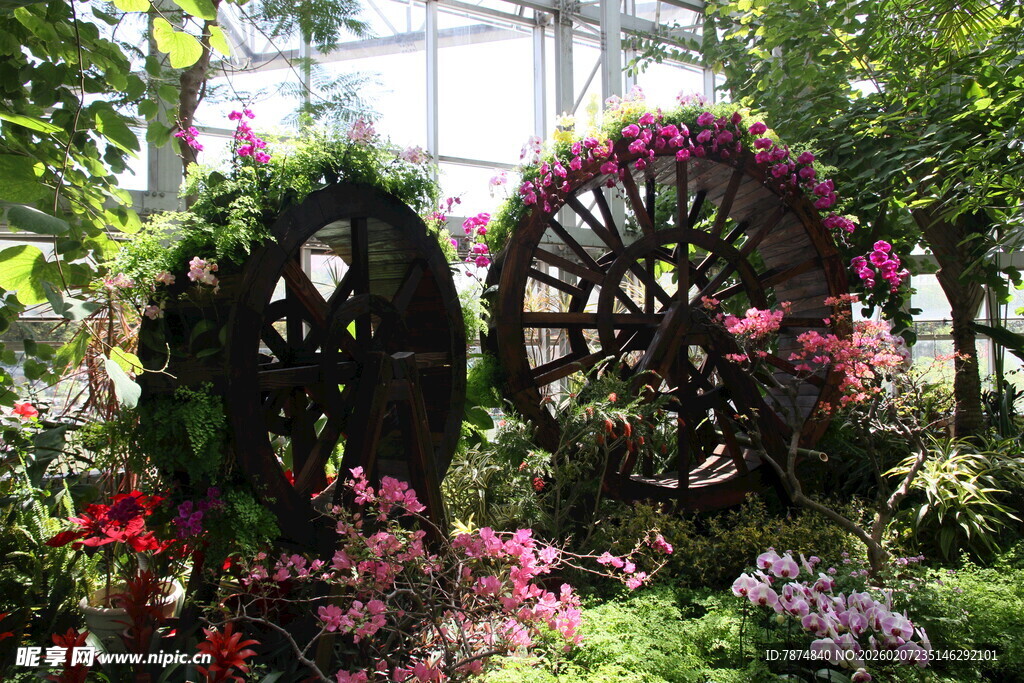 花园中的复古铁艺装饰景观