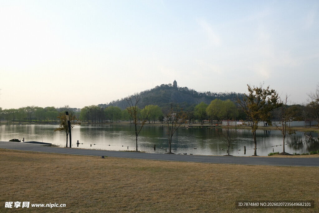 湖畔远山风景图