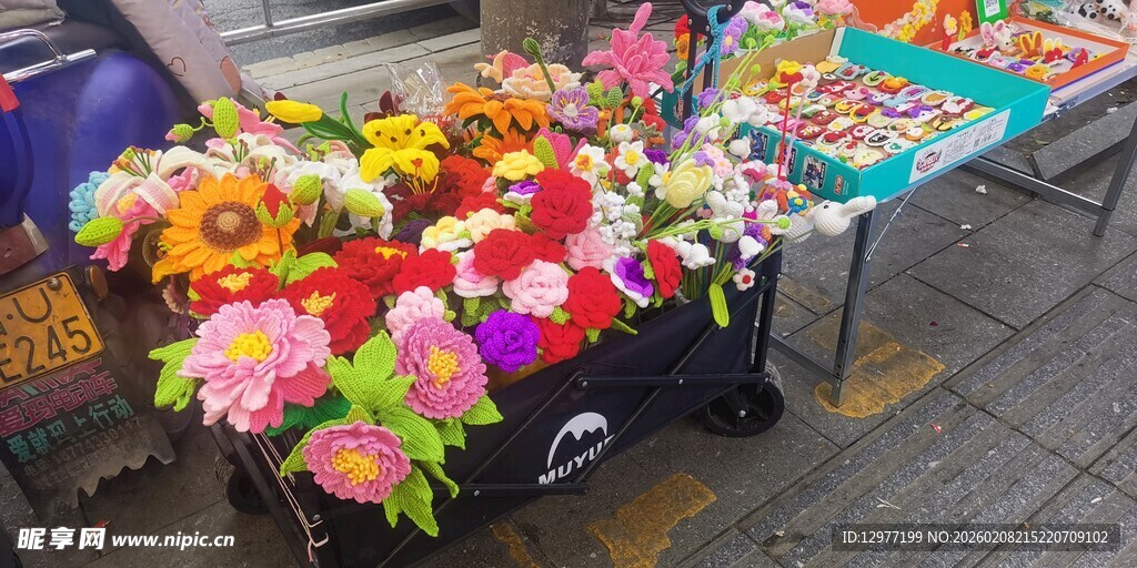 街头缤纷多彩的鲜花摊位