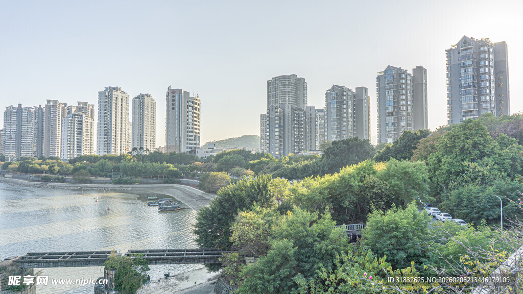 河畔林立高楼与葱郁植被