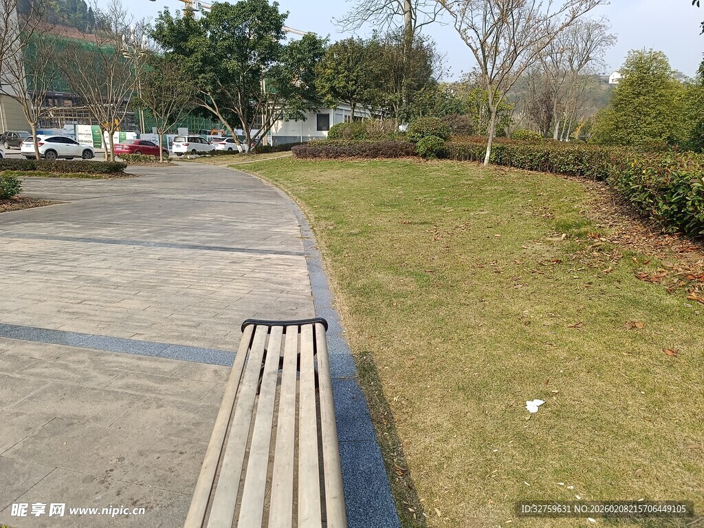 户外休闲长椅与绿化景观