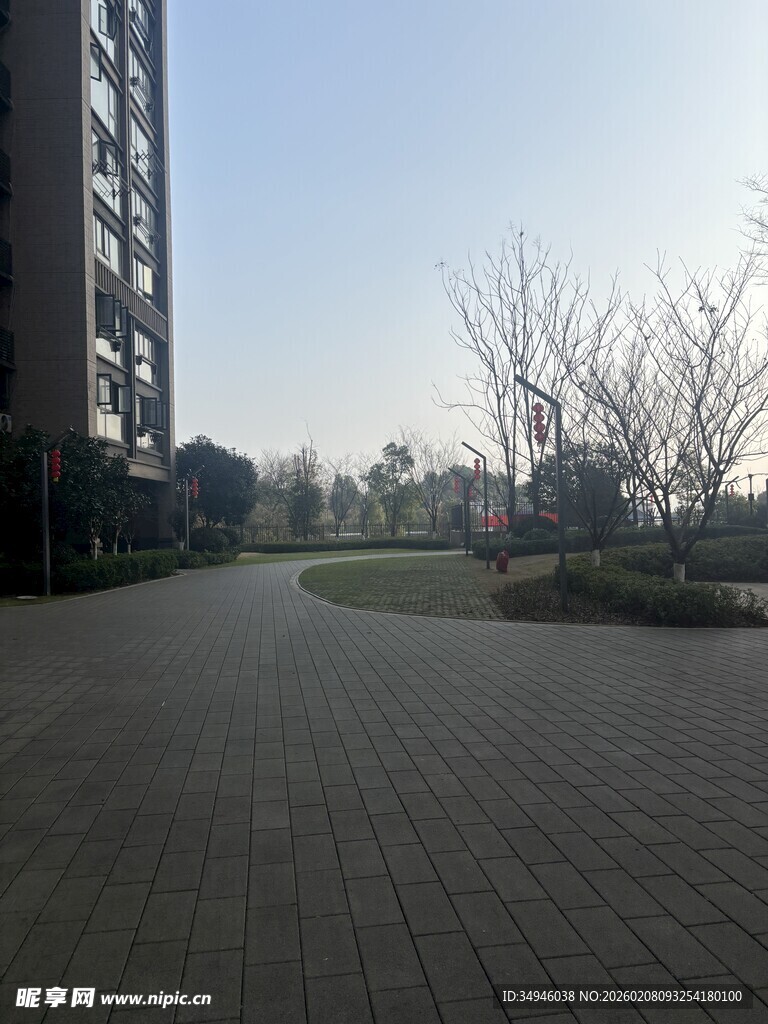 城市空旷街道与高楼景象