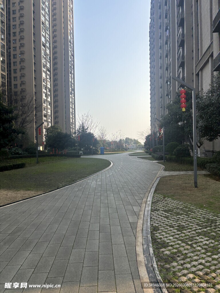 城市住宅区的宽阔步道