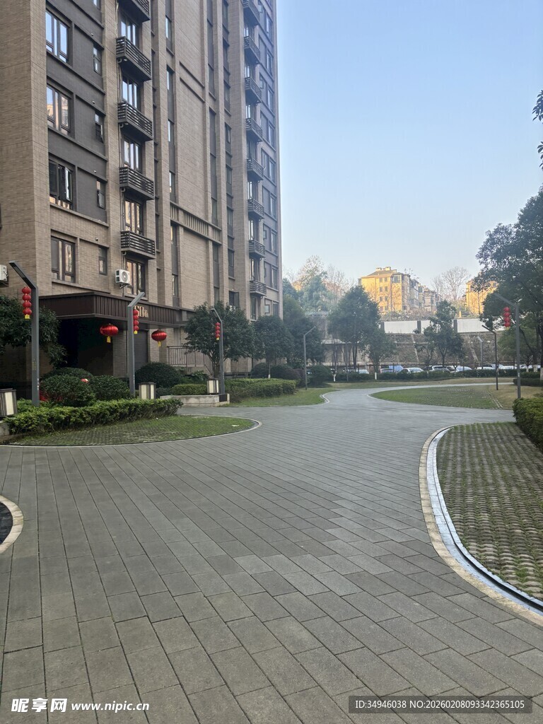 小区内的宽敞整洁道路