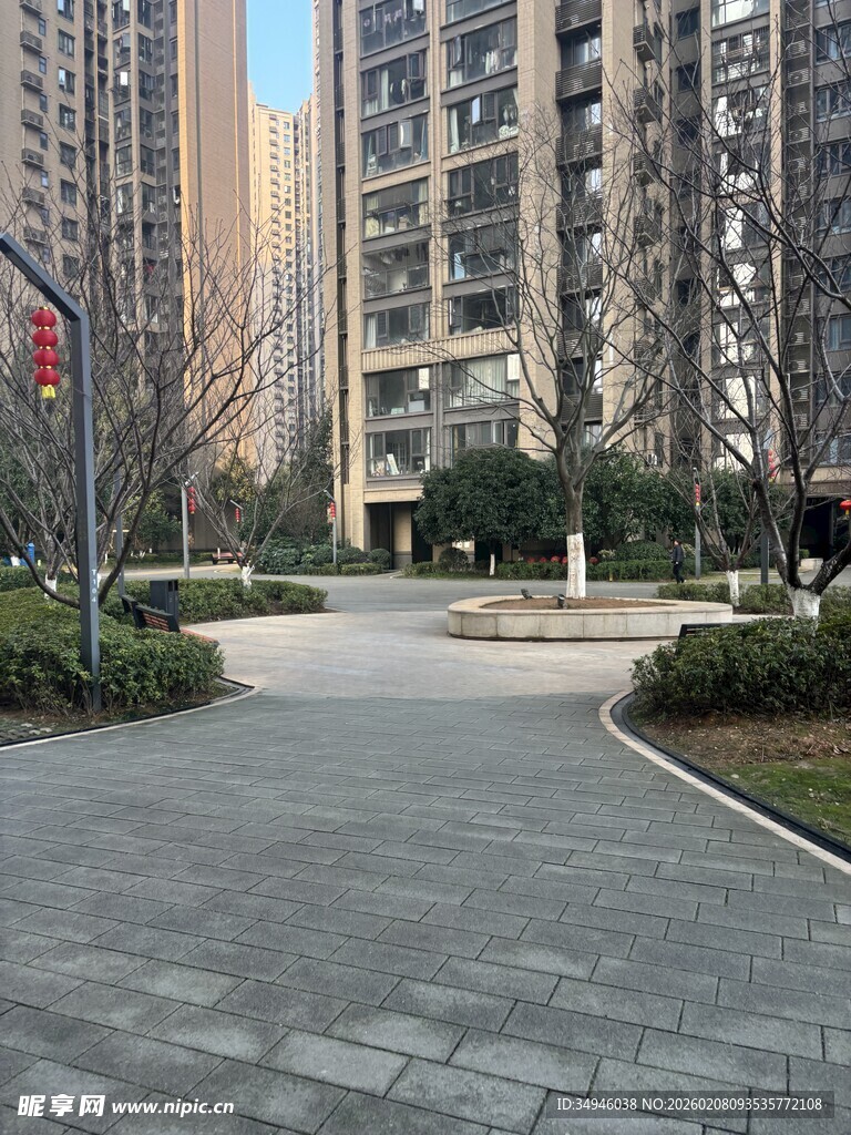 小区内的宽敞步道与建筑