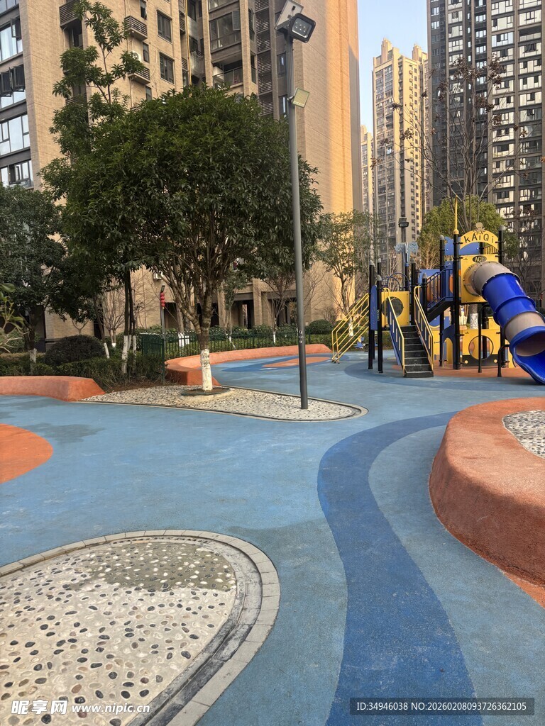 小区内的多彩儿童游乐场地