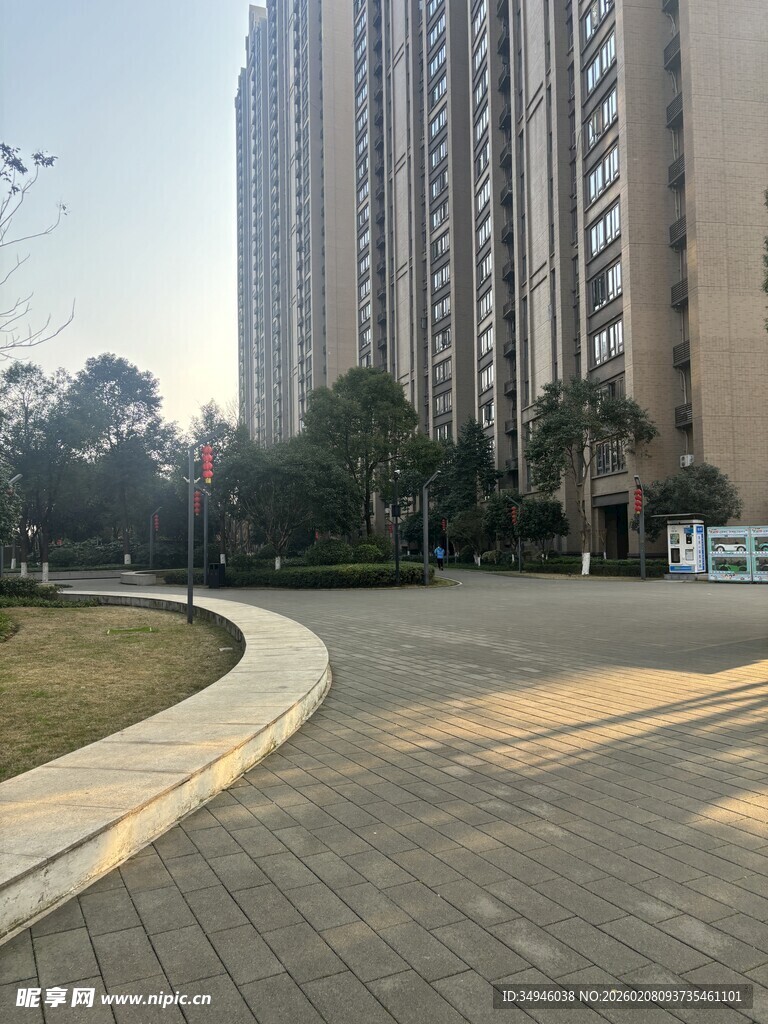 城市住宅区的开阔道路景观