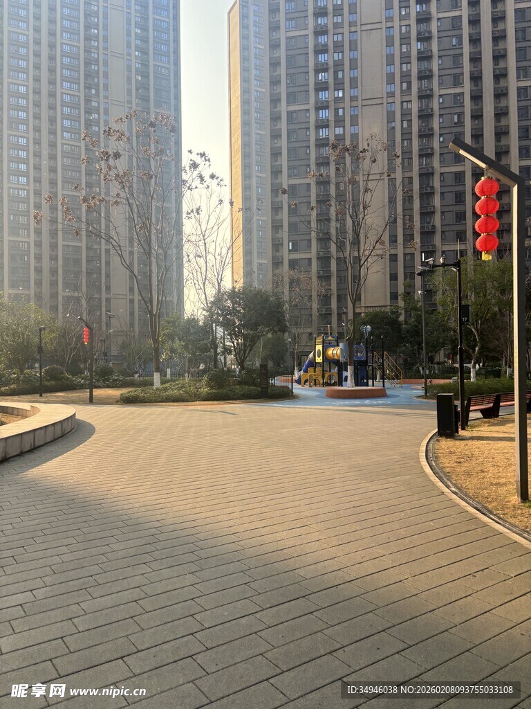城市宽阔步道与高楼景观