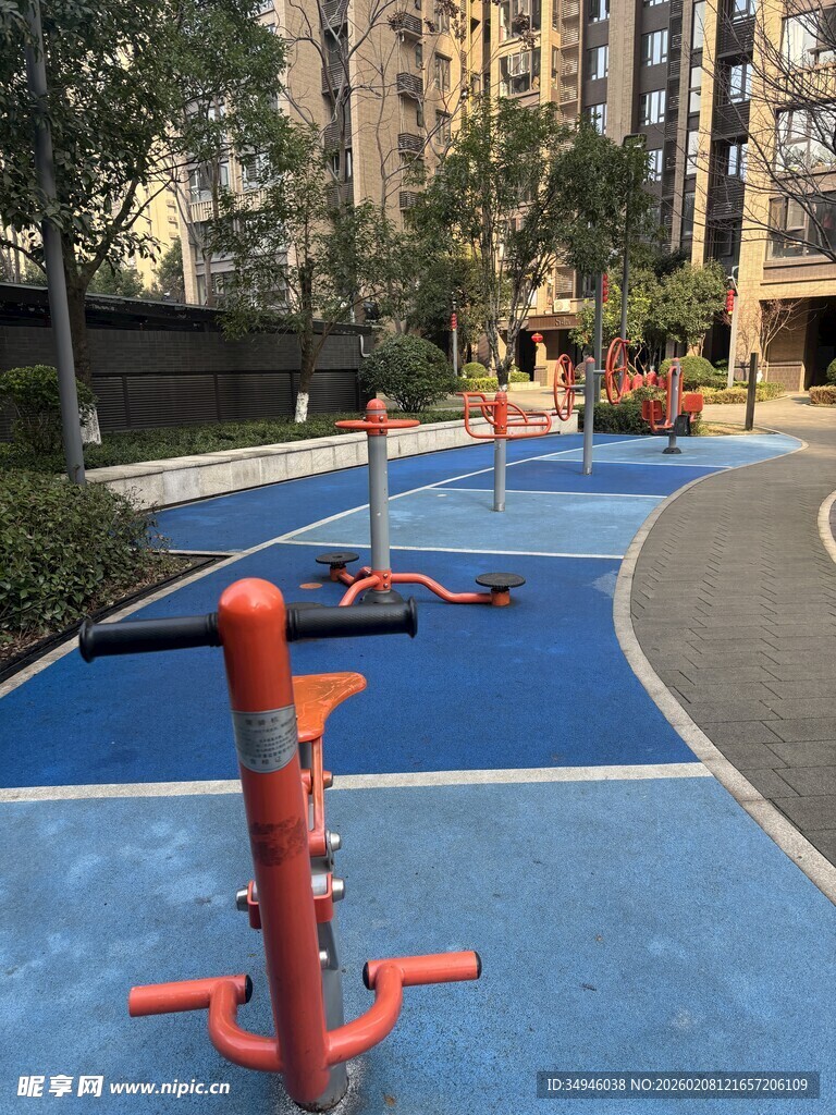 小区内的户外健身设施
