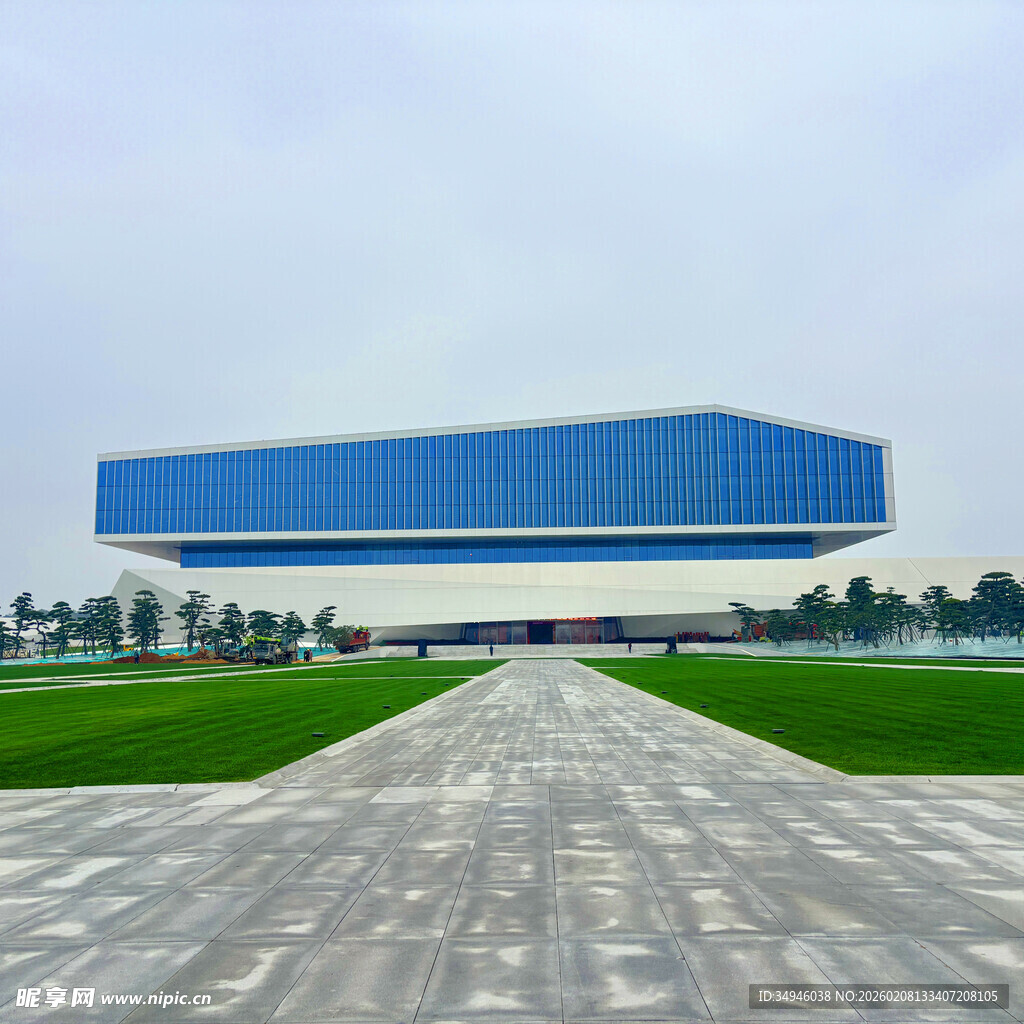 蓝色大型厂房前的开阔道路