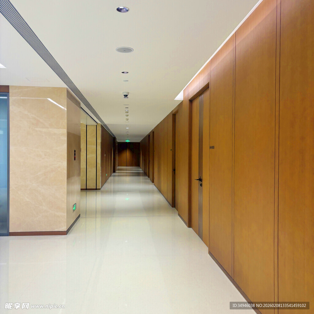 现代风格的宽敞走廊空间