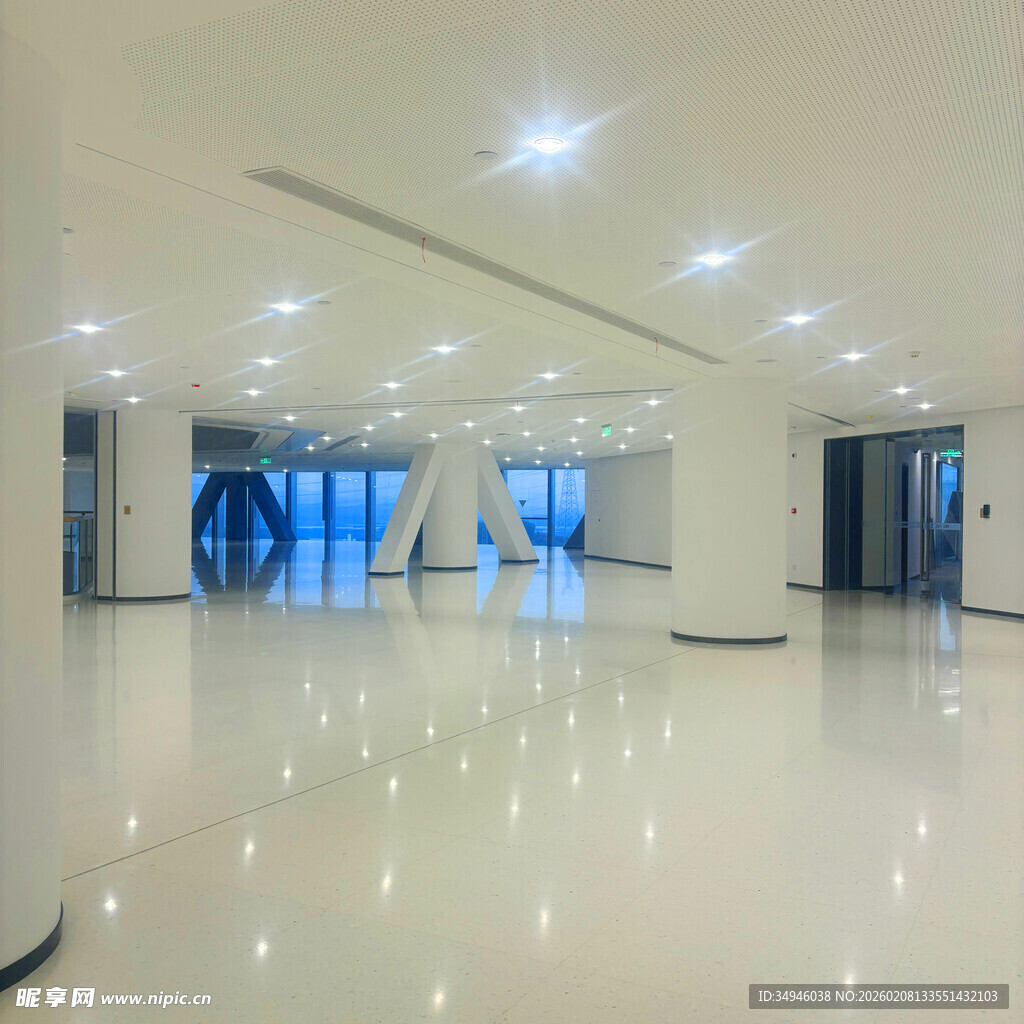 现代明亮的空旷室内大厅