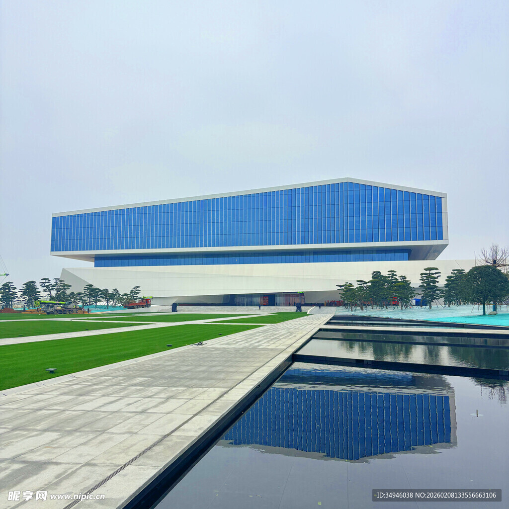 现代蓝色建筑与水景景观