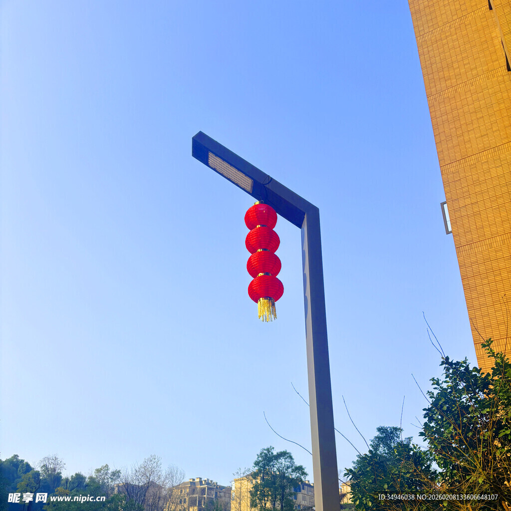 路灯挂红灯笼迎节日氛围