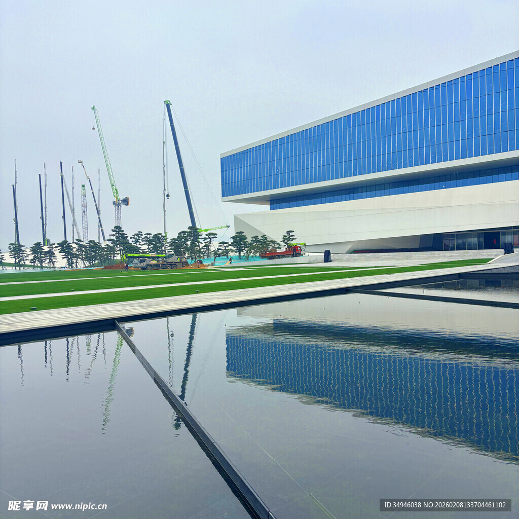 现代建筑旁的静谧水景