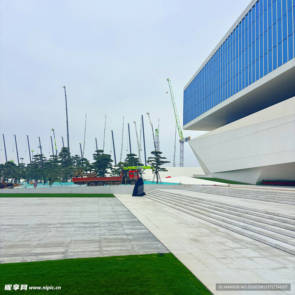 现代建筑前的开阔广场景观