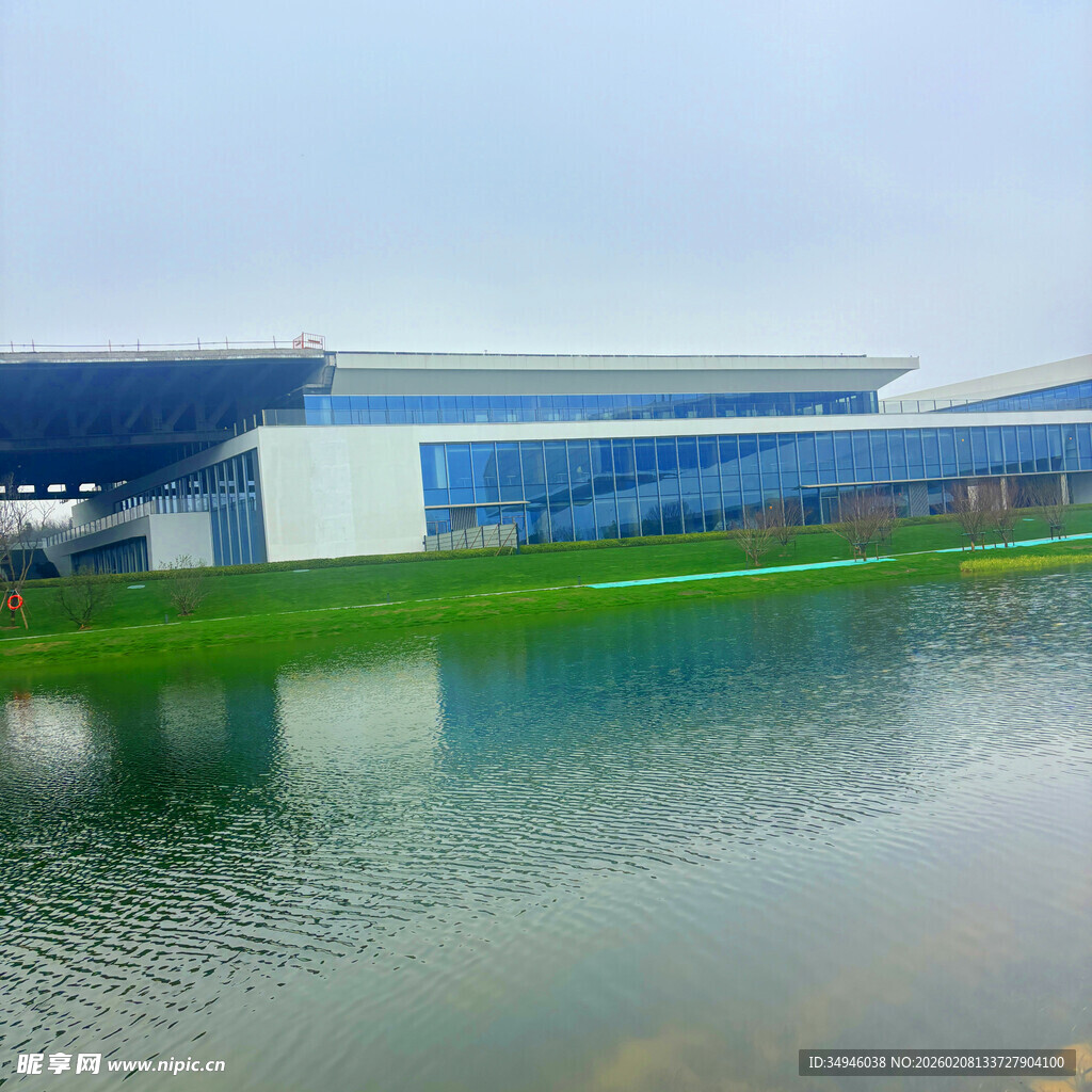 湖畔现代建筑景观